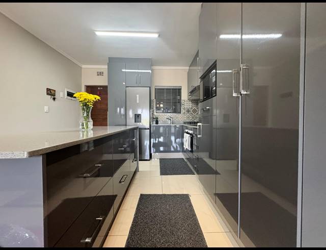 2 BEDROOM APARTMENT FOR SALE IN UMHLANGA RIDGE